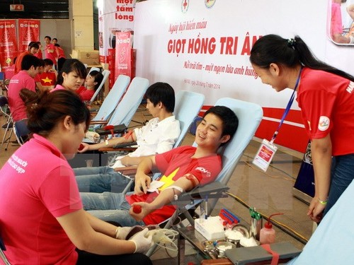 Activities to respond to 2015 Red Journey blood donation campaign - ảnh 1